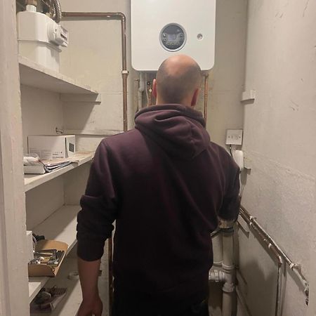 One Bedroom Apartment In Gorgie With New Central Heating System Edinburgh Eksteriør billede